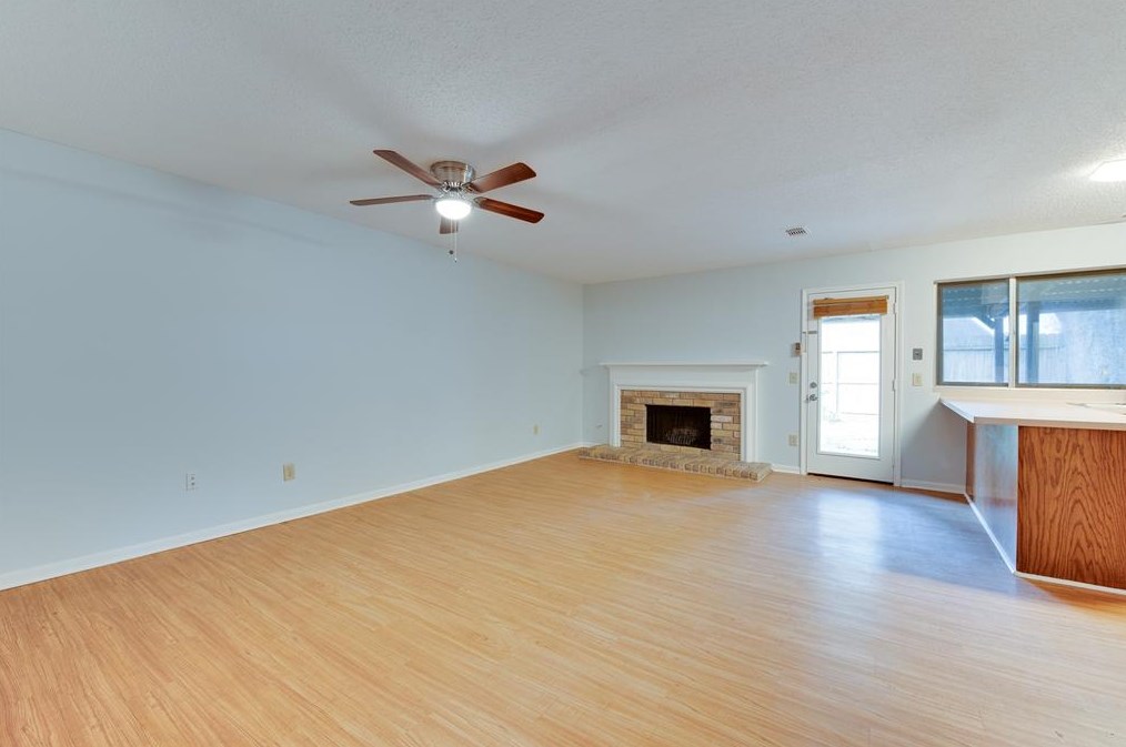 7827 Maple Brook Ln, Houston, TX 77095