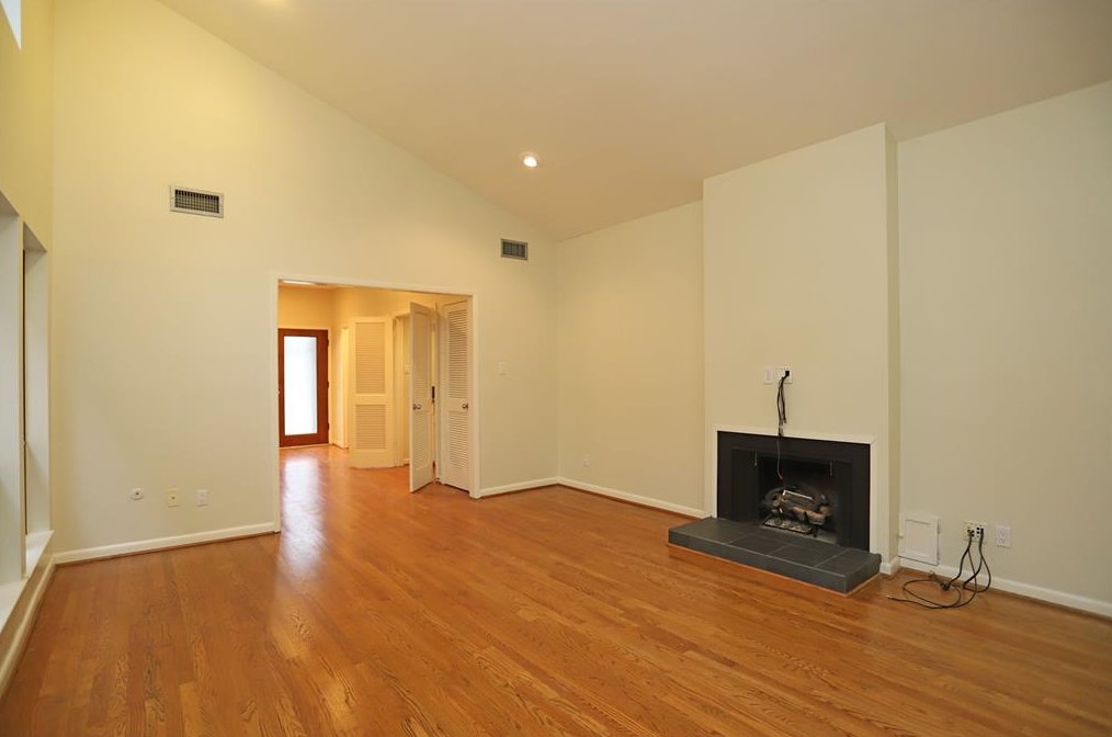 5618 Chaucer Dr, Houston TX  77005-2634 exterior