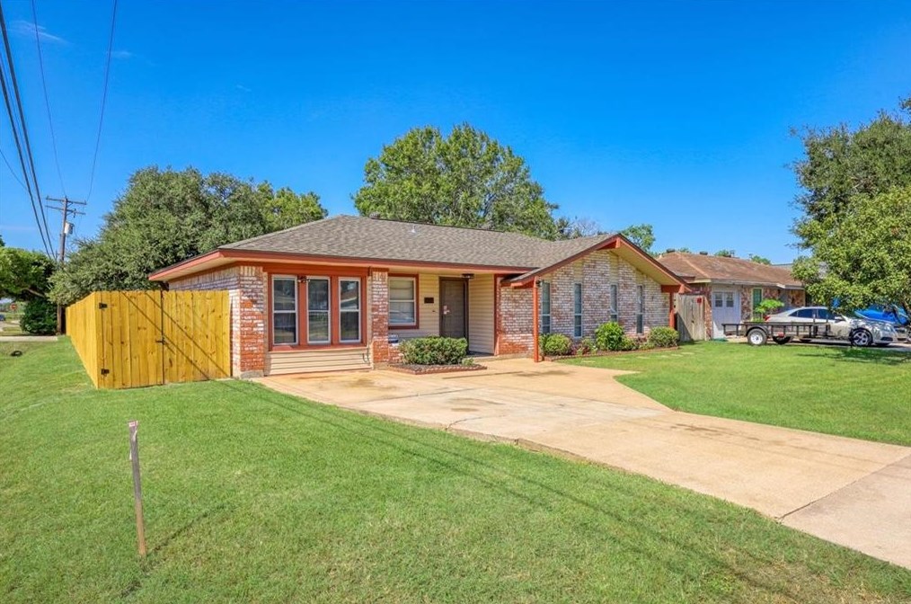 1004 Dyche Ln, Alvin, TX 77511