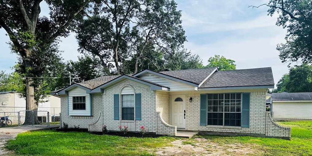 1014 Robinson St, Alvin, TX 77511