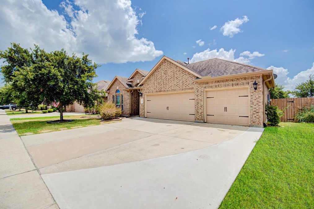 911 Fairway Dr, Morgans Point, TX 77571