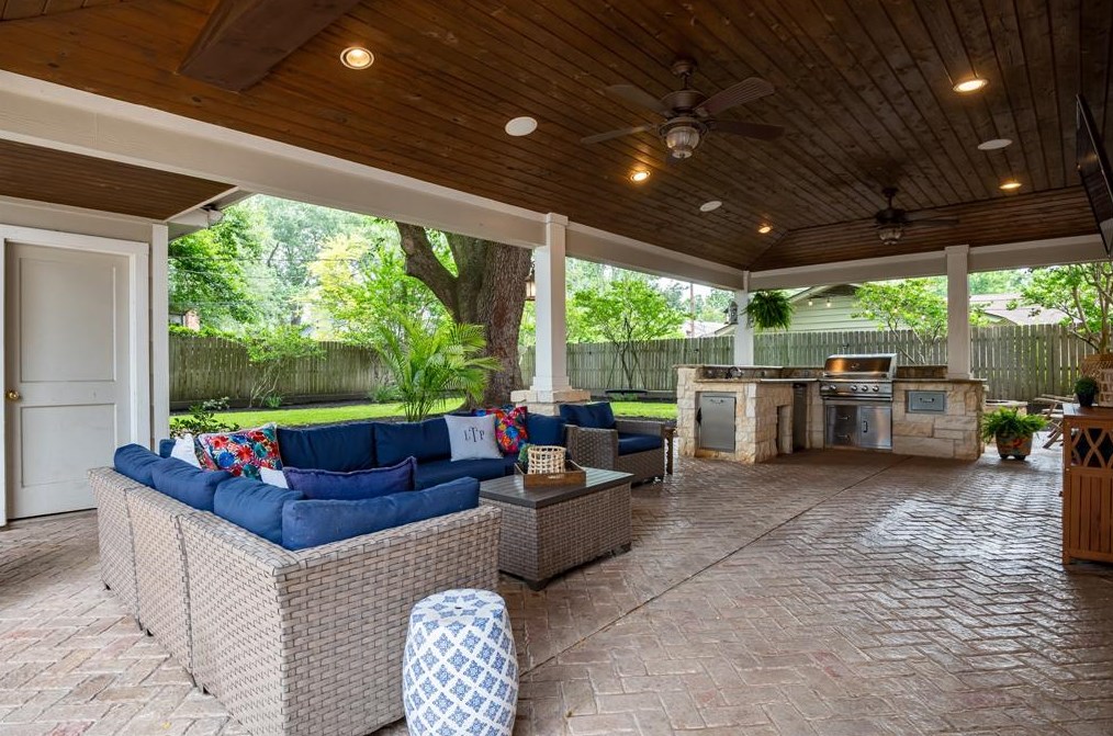 10722 Holly Springs Dr, Houston, TX 77042-1412
