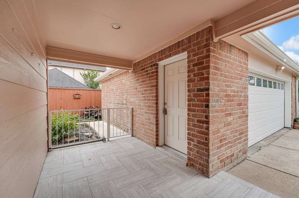 12242 Rocky Knl Dr, Houston TX  77077-5835 exterior