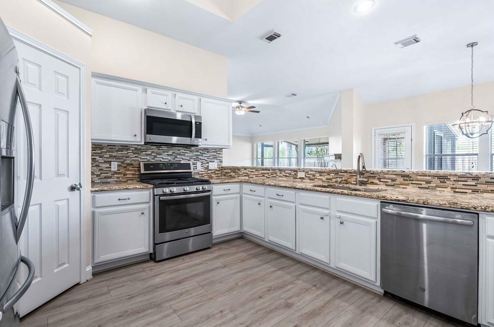 8823 Saratoga Dr, Sugar Land, TX 77479