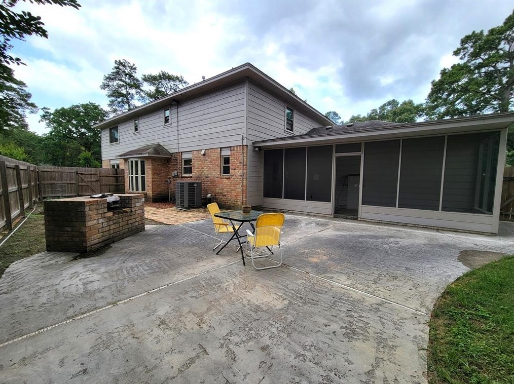 612 Arkansas Park, Conroe TX  77302-1037 exterior