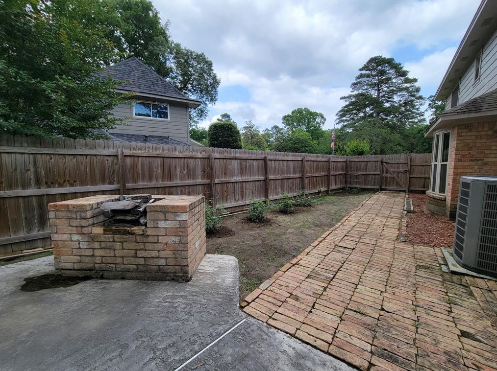 612 Arkansas Park, Conroe TX  77302-1037 exterior