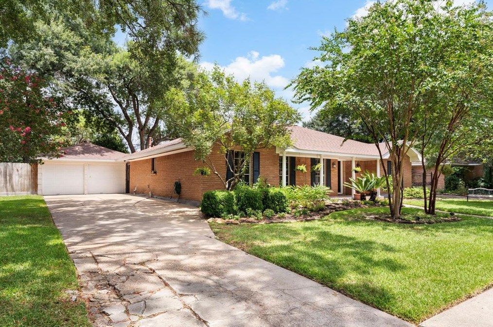 5458 Jackwood St, Houston, TX 77096-1236