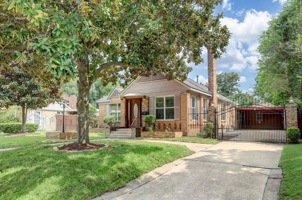 606 Fairbanks St, Houston, TX 77009