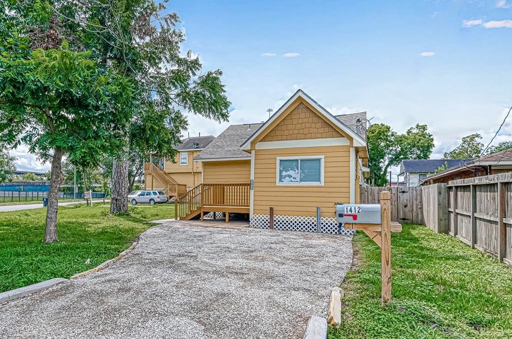 1412 Caplin St, Houston TX  77022-5707 exterior