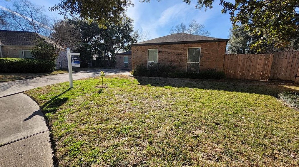 2002 Round Lake Dr, Houston, TX 77077-6125