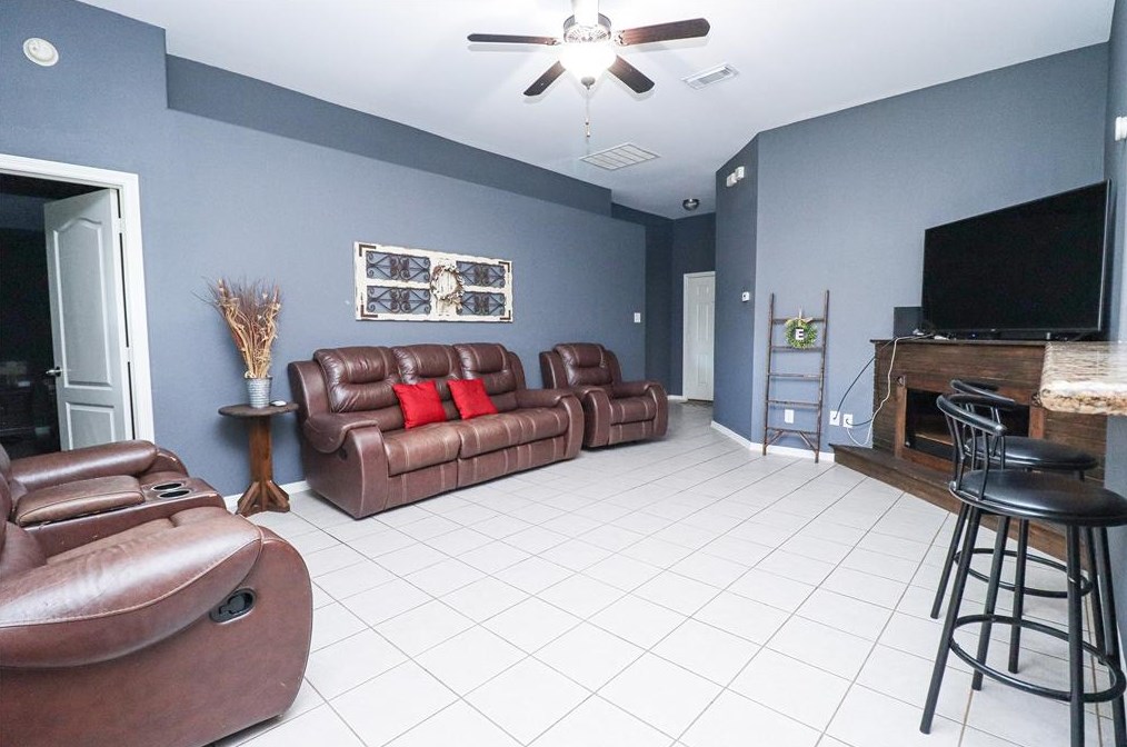 5707 Praise Ct, Houston, TX 77048-1875