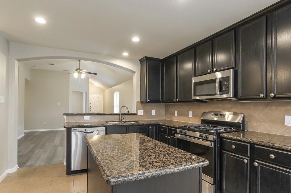 8330 Broadleaf Ave, Baytown TX  77521-5532 exterior