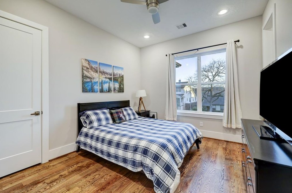 1910 Du Barry Ln, Houston TX 77018-5205 exterior