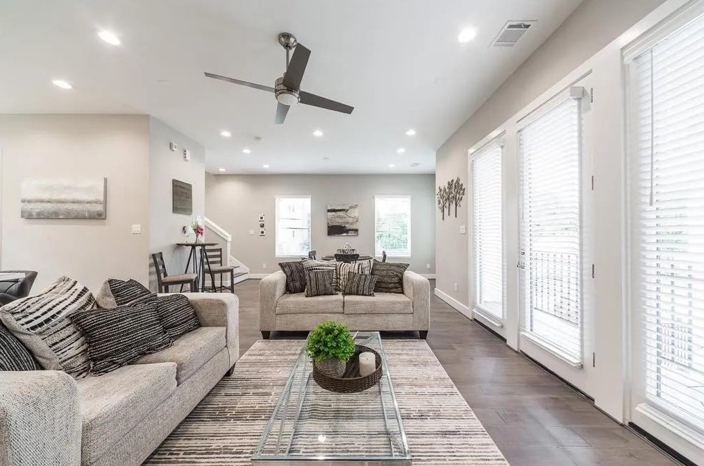 1329 Buescher Dr, Houston, TX 77043