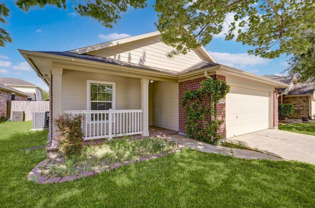 7922 Pelican Ln, Baytown, TX 77523