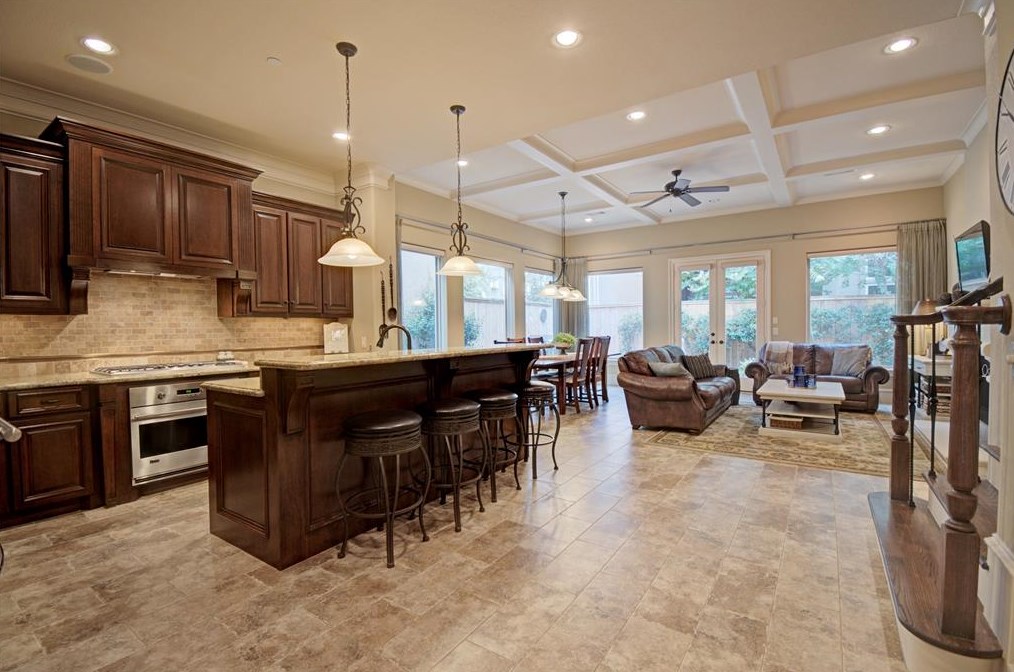 84 Creekside Ct, Houston, TX 77055-7543