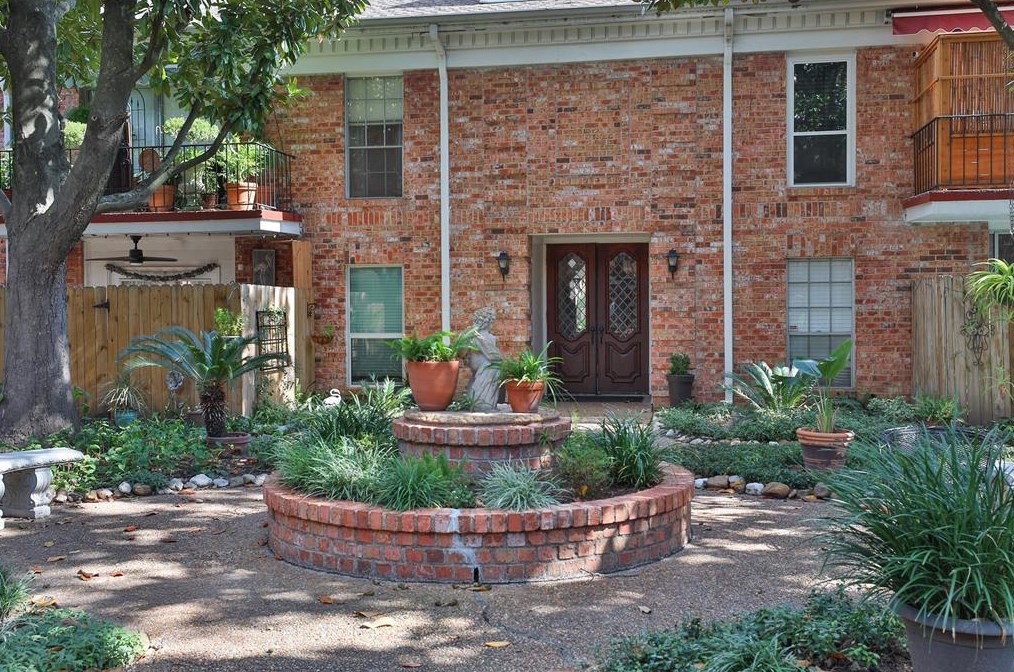 2822 Briarhurst Dr, Houston TX  77057-5336 exterior