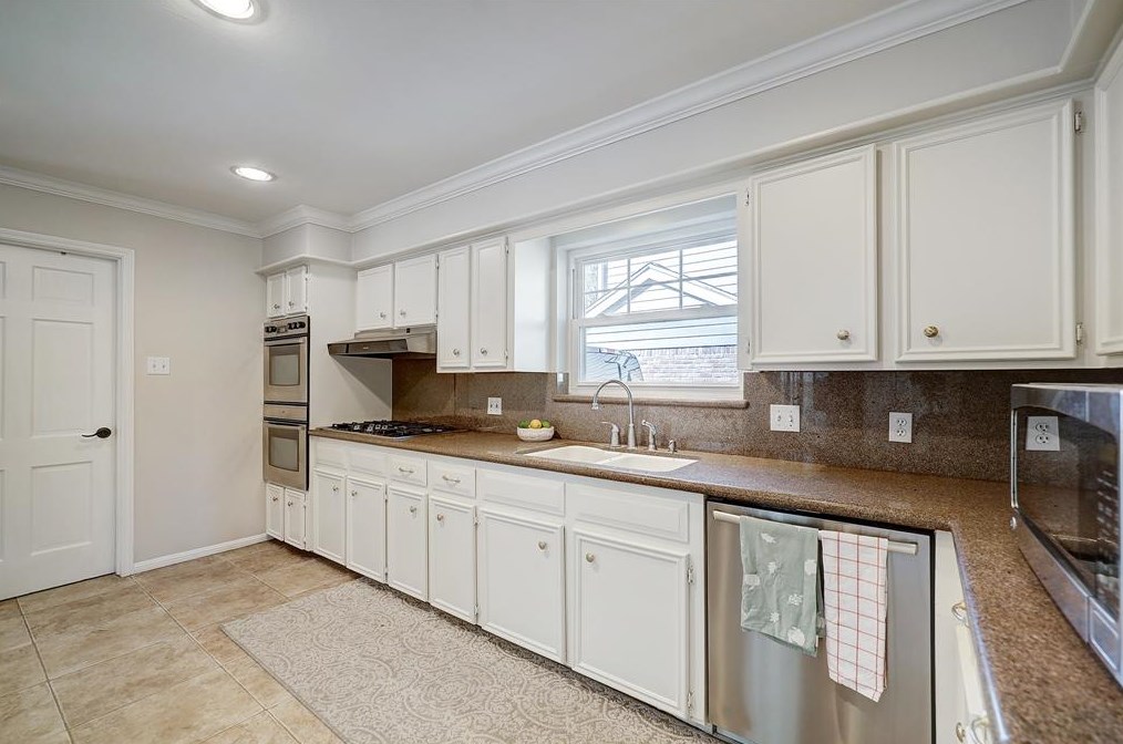 14203 Apple Tree Rd, Houston TX  77079-6601 exterior