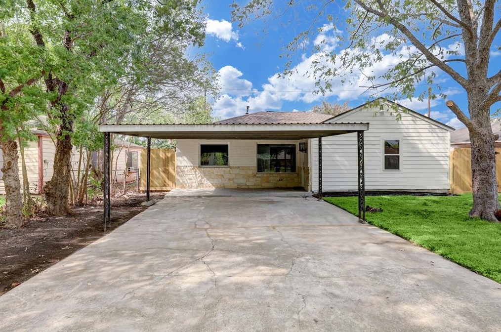 4821 Paradise Ln, Houston, TX 77048-1029