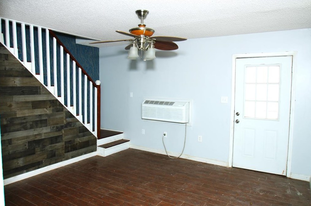 527 W 6th St, Jones Creek, TX 77541