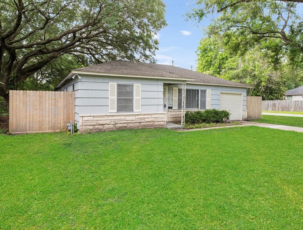 1521 W Blum St, Alvin, TX 77511