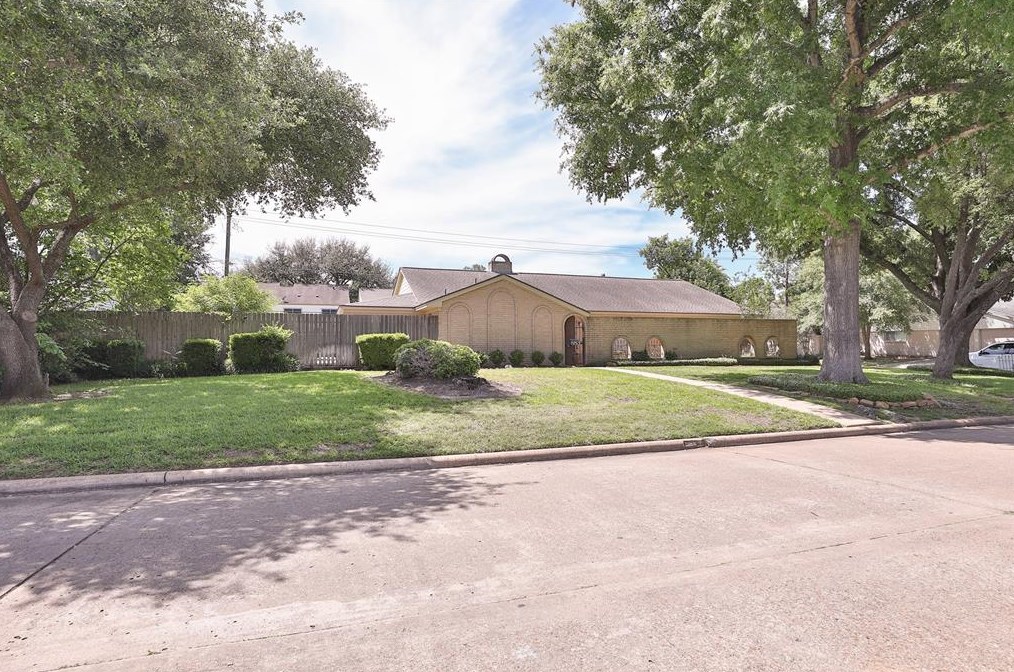 883 Carlingford Ln, Houston, TX 77079-3204
