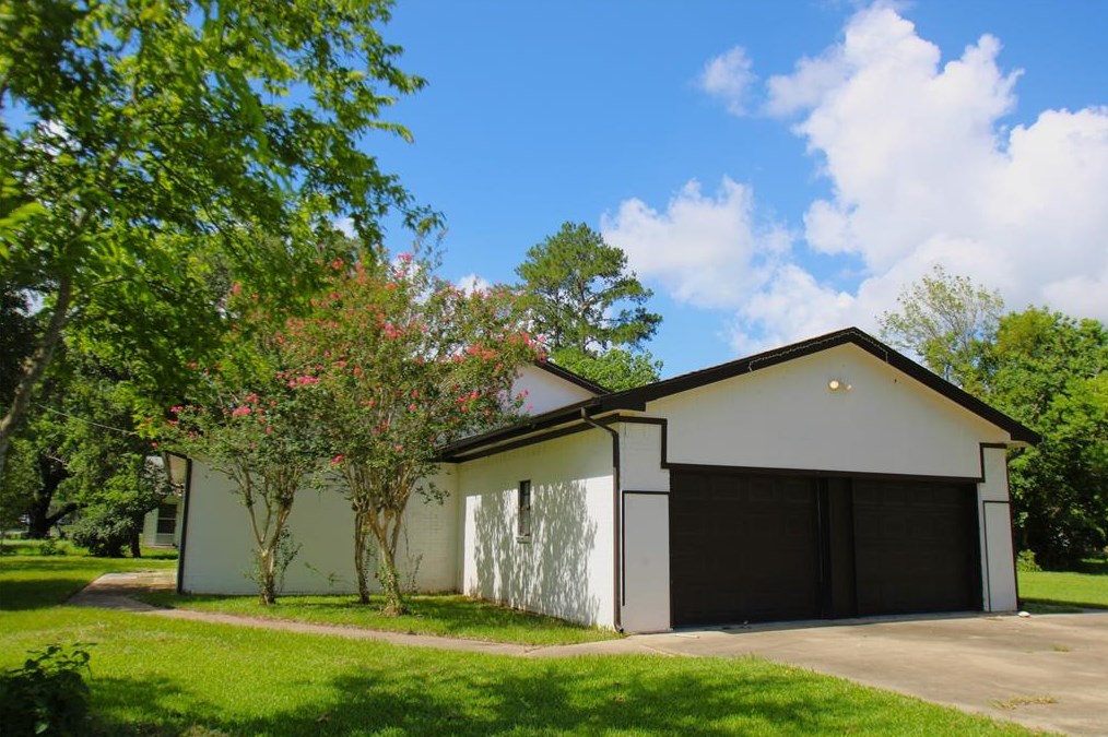 211 Bennett Dr, West Columbia, TX 77486