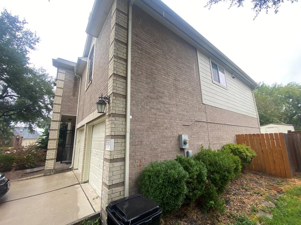 12510 Silverstream Ct, Houston, TX 77014-2868