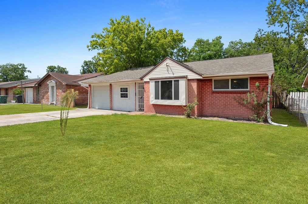 4002 Heatherbrook Dr, Houston, TX 77045