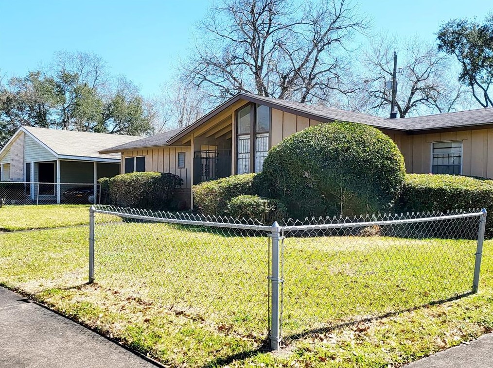 5866 Hirondel St, Houston, TX 77033
