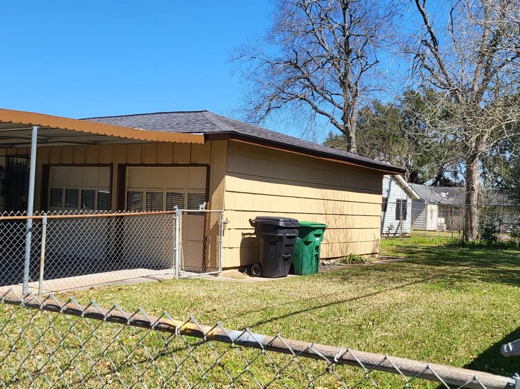 5866 Hirondel St, Houston TX  77033-2327 exterior