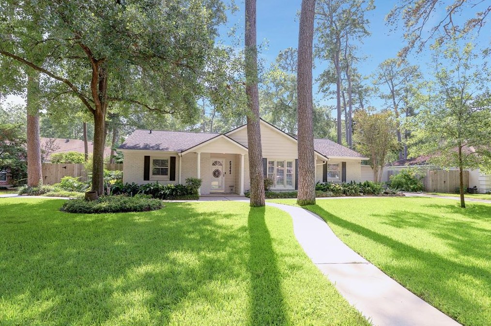 6523 Blue Hills Rd, Houston, TX 77069-2410