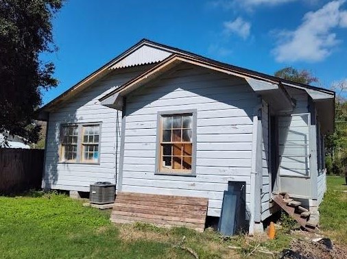 905 San Jacinto St, Highlands, TX 77562