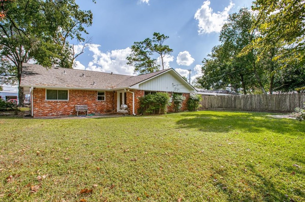 1329 Conrad Sauer, Houston TX 77043-4308 exterior