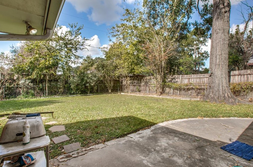 1329 Conrad Sauer, Houston TX 77043-4308 exterior