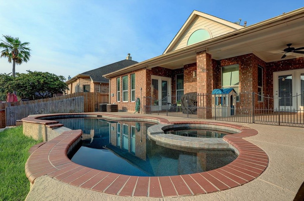 313 Marina Oaks Ct, Kemah, TX 77565-2691