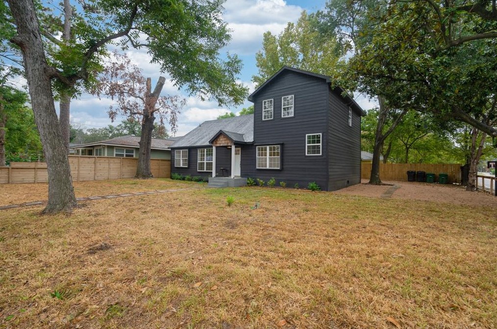 302 Moody St, Houston TX  77009-2744 exterior