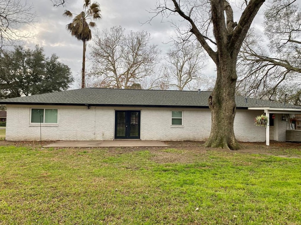 113 Larkin St, West Columbia, TX 77486