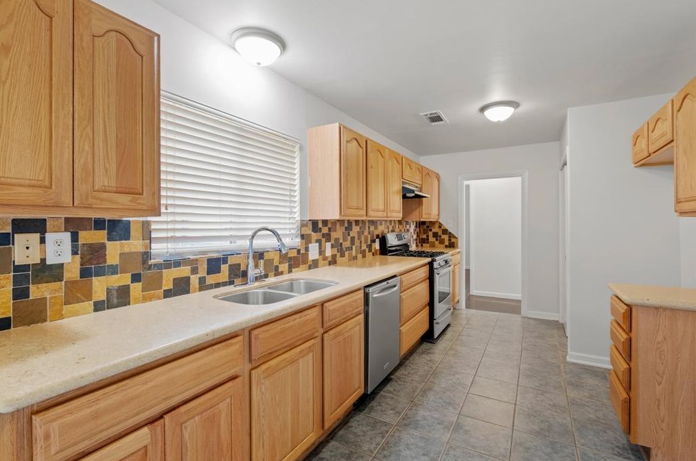 2206 Ansbury Dr, Houston TX  77018-7106 exterior