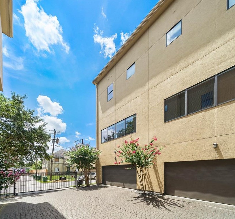 4808 Chenevert St, Houston, TX 77004-5625