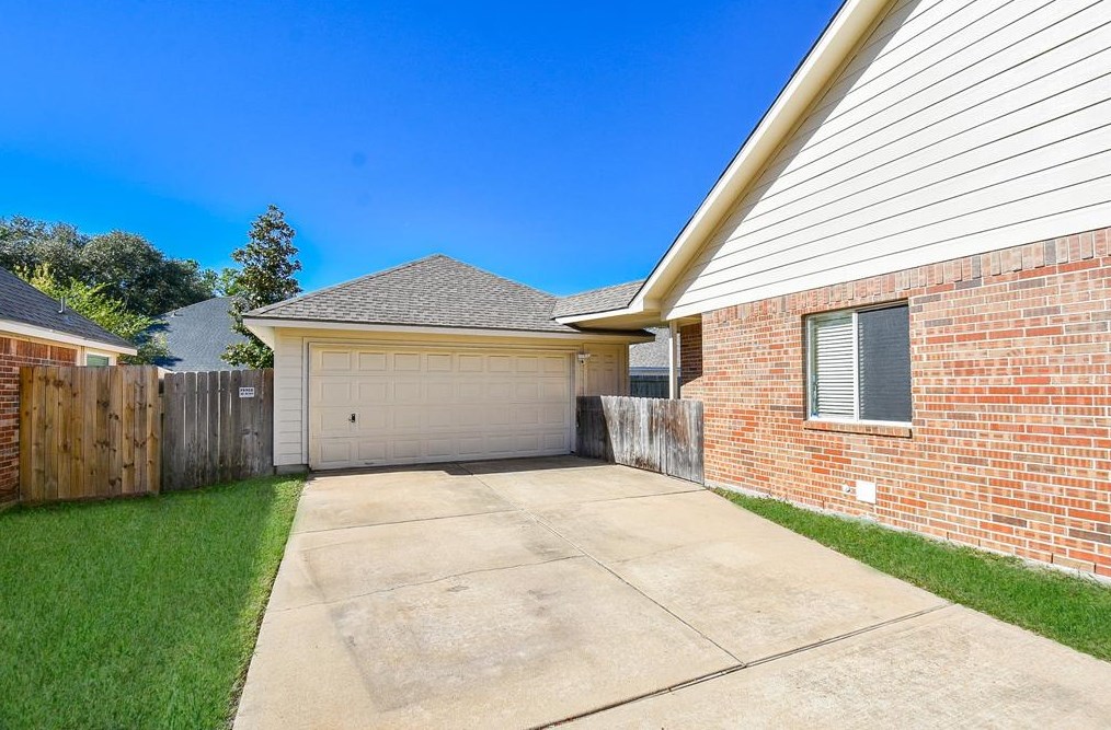 8811 Sunny Ridge Dr, Houston TX  77095-5719 exterior