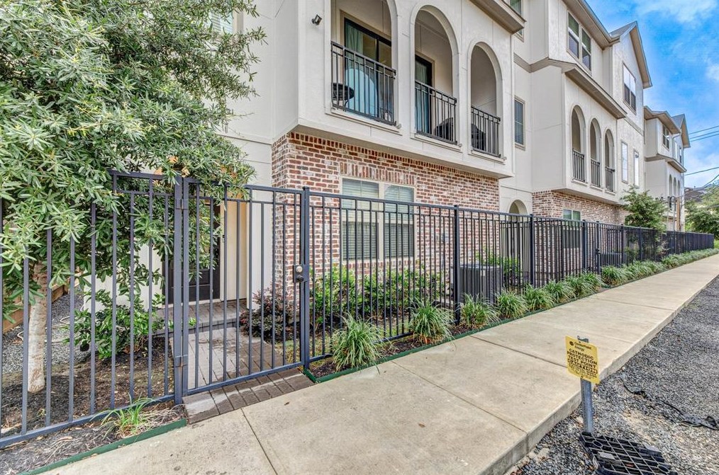 5230 Schuler St, Houston, TX 77007-3242