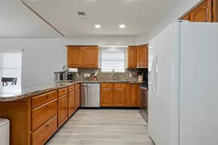 210 Sampan Dr, Tiki Island, TX 77554 - Photo 14