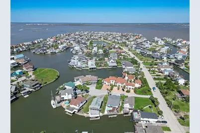210 Sampan Drive, Tiki Island, TX 77554 - Photo 48