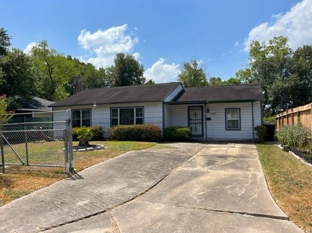 6110 Belcrest St, Houston, TX 77033-1208