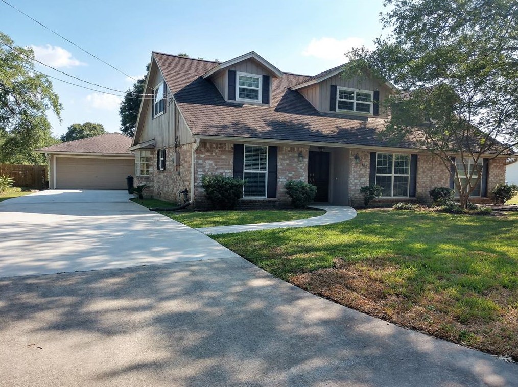 107 Woodhaven Ln, Taylor Lake Village, TX 77586