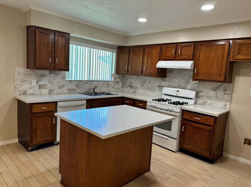 479 Seafoam Rd, Houston, TX 77598