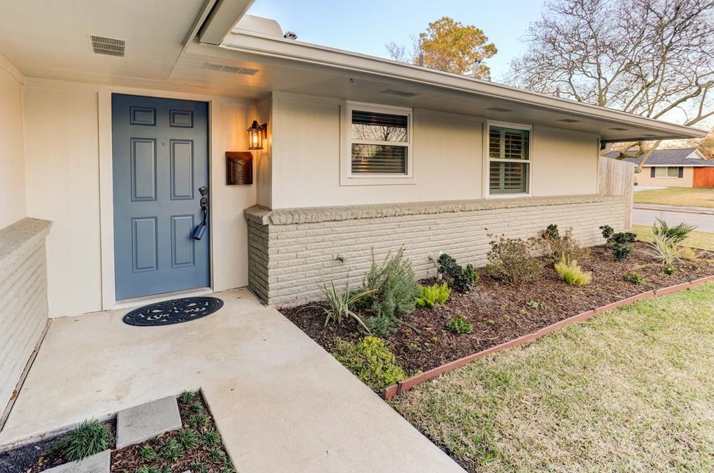 1927 Huntress Ln, Houston, TX 77062-6009