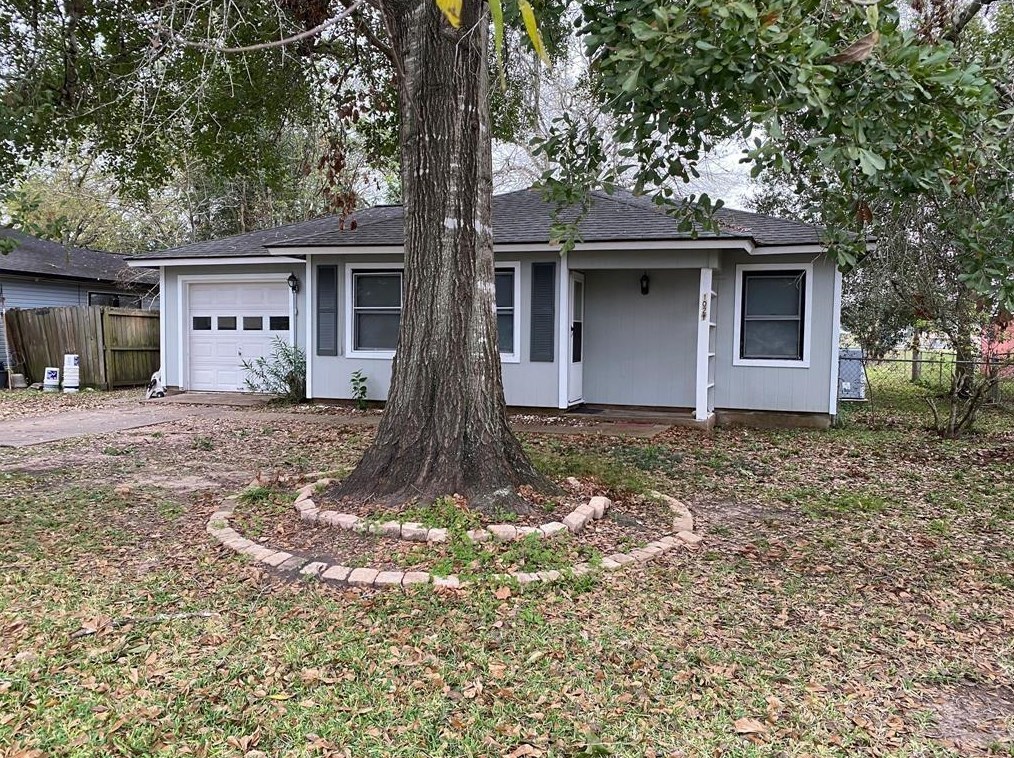 1021 Nottingham Dr, Angleton, TX 77515