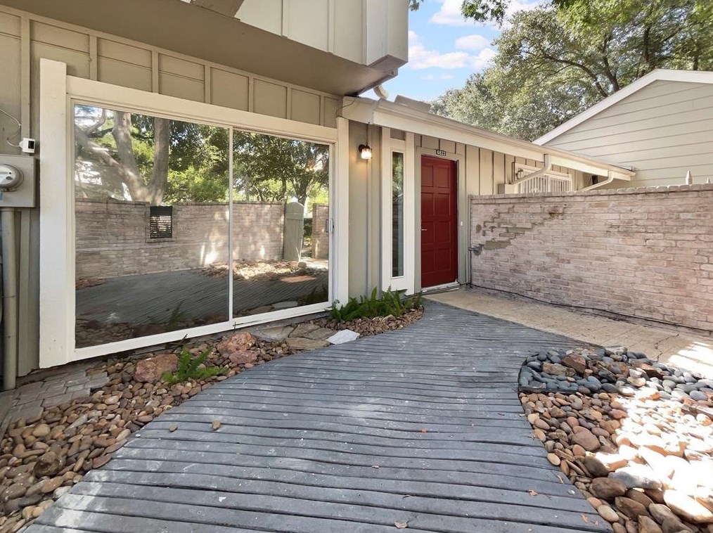 6823 Greenway Chase St, Houston, TX 77072